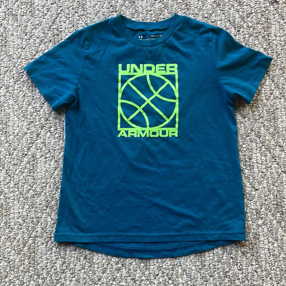 Boys Under Armour size Small shirt